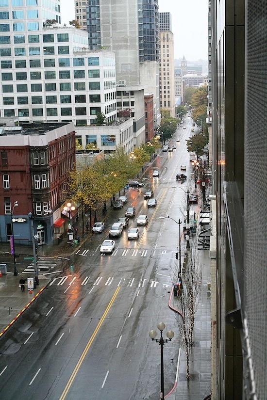 A city street filled with lots of traffic