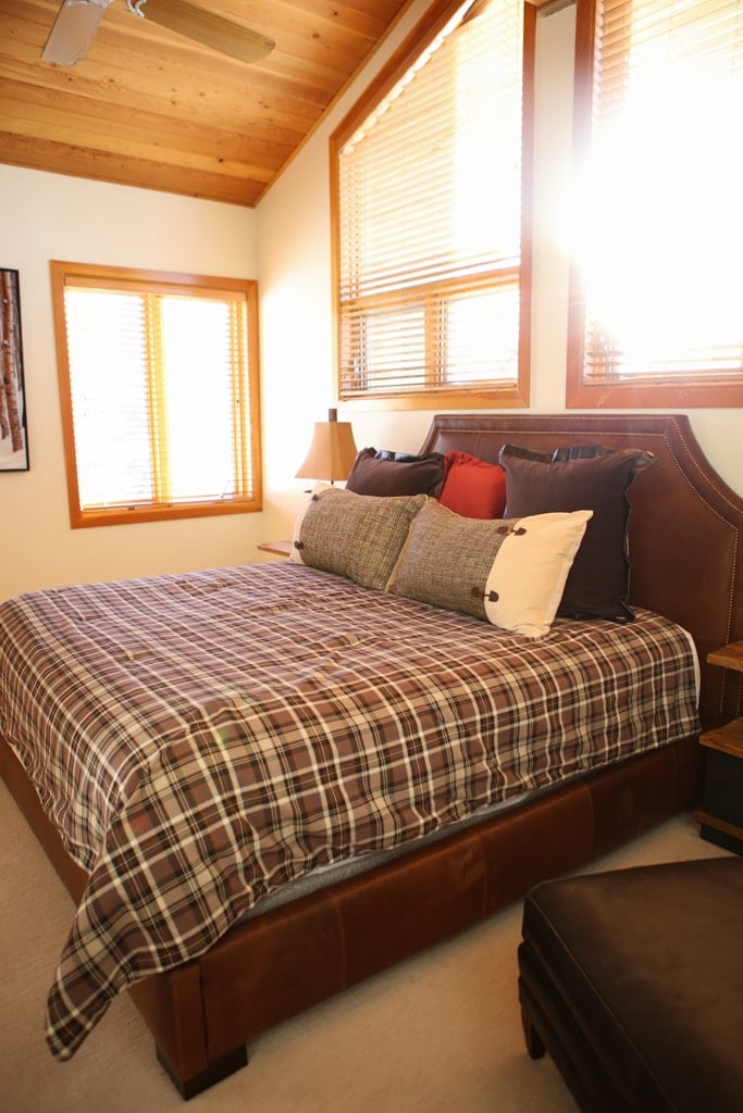 A bedroom with a bed
