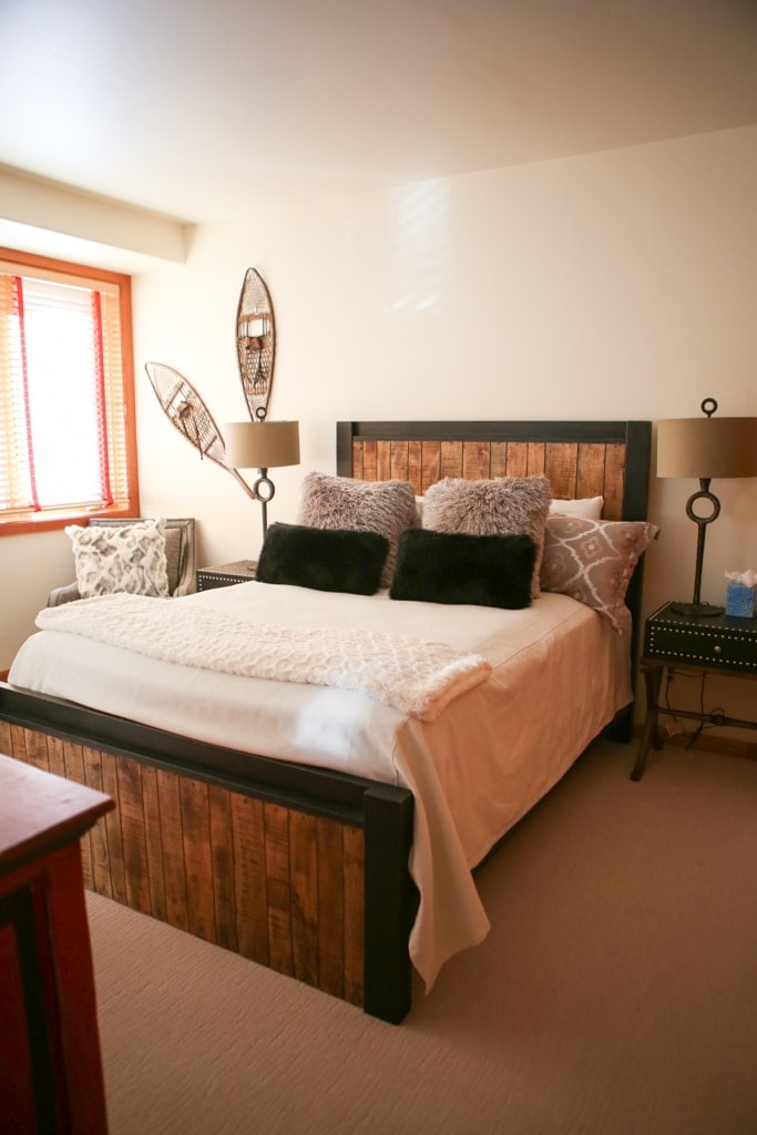 A bedroom with a bed and desk