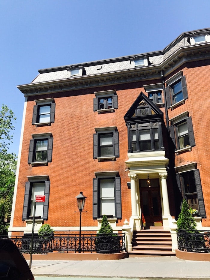 A brick building