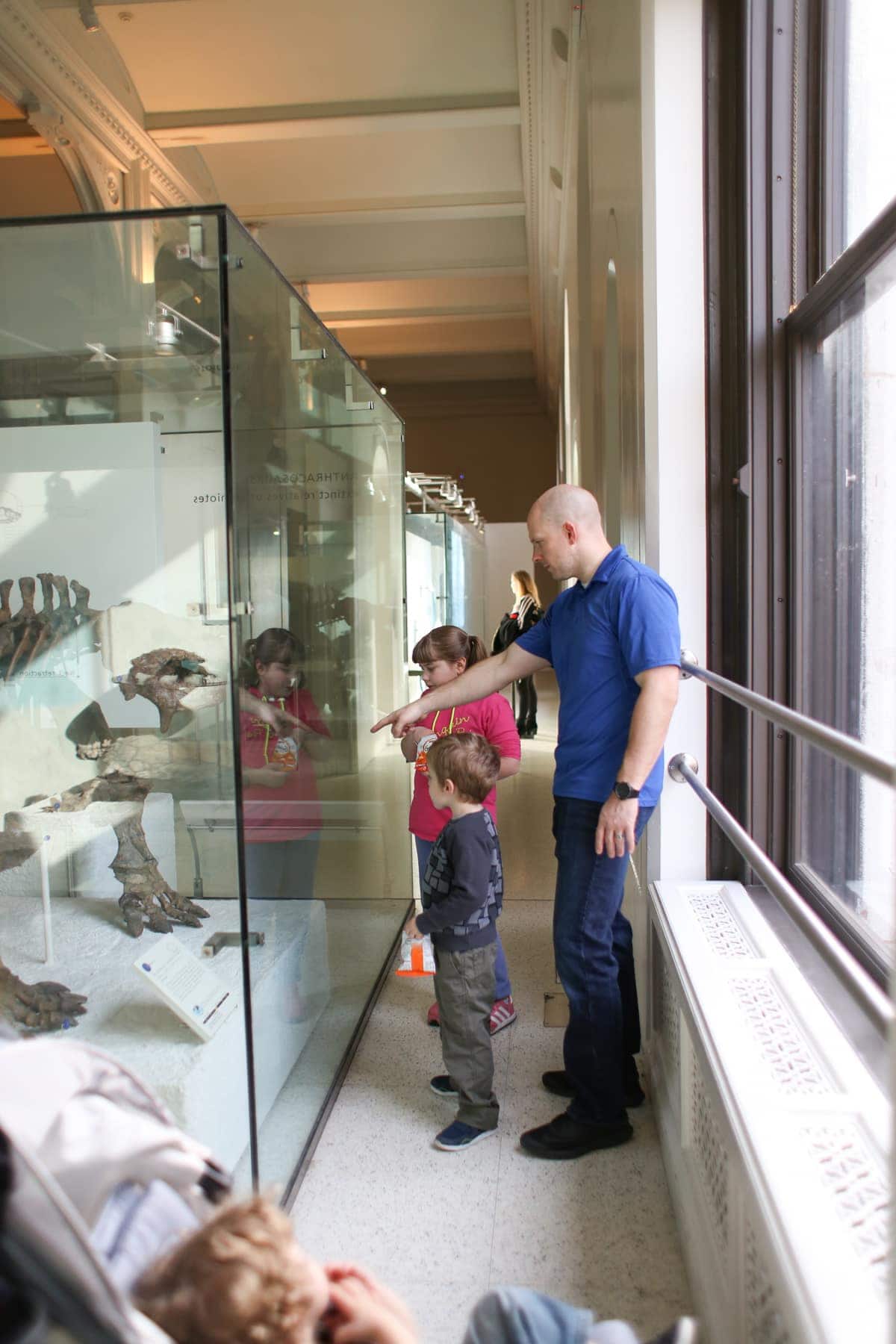 Gordon and the kids looking at a dinosaur skeleton